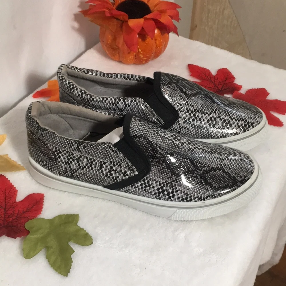Pink Label girl’s black, grey, & white faux snakeskin slip on sneakers size 3
